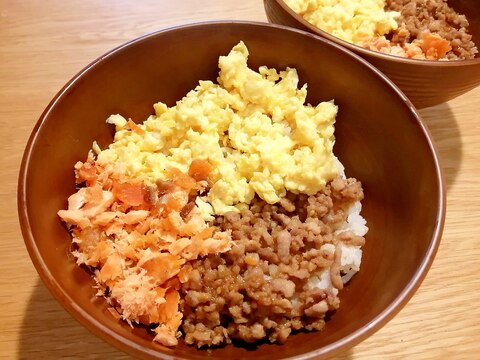 焼き肉のタレでそぼろ丼♪そぼろ・卵・鮭フレーク